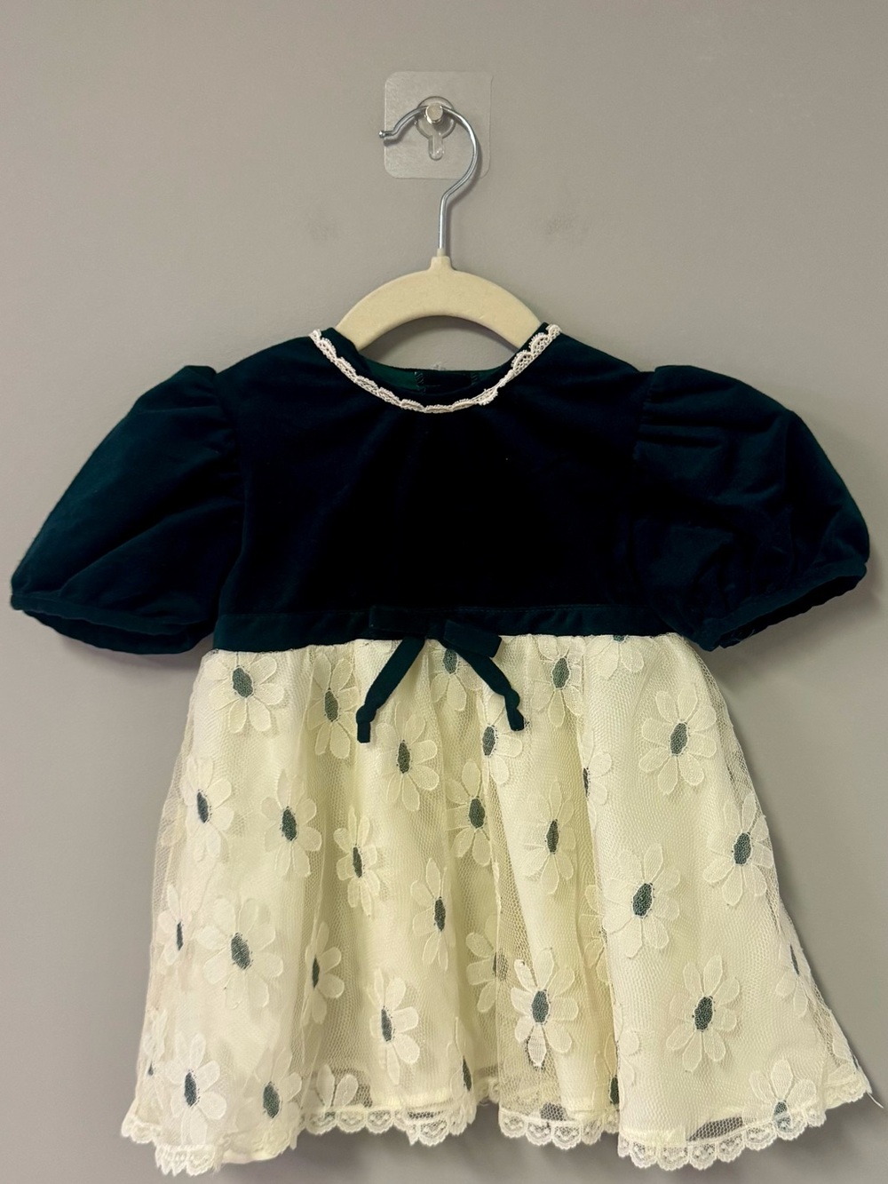 Elegant Green & Cream Lace Dress for Girls with Puff Sleeves